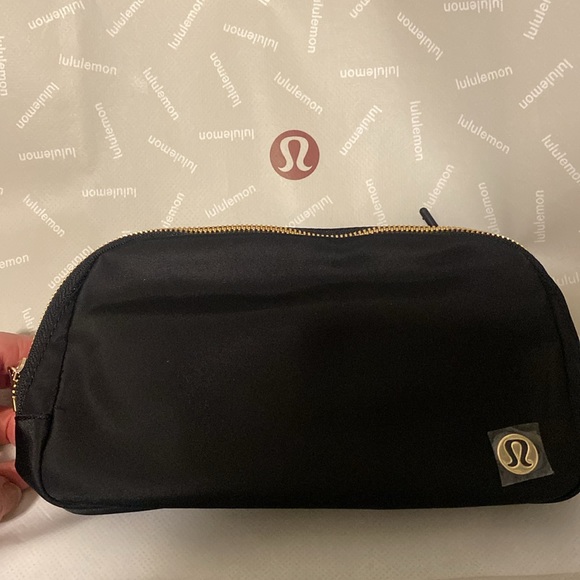 LULULEMON 1L BLACK/GOLD/WHT BELT BAG - Picture 6 of 11
